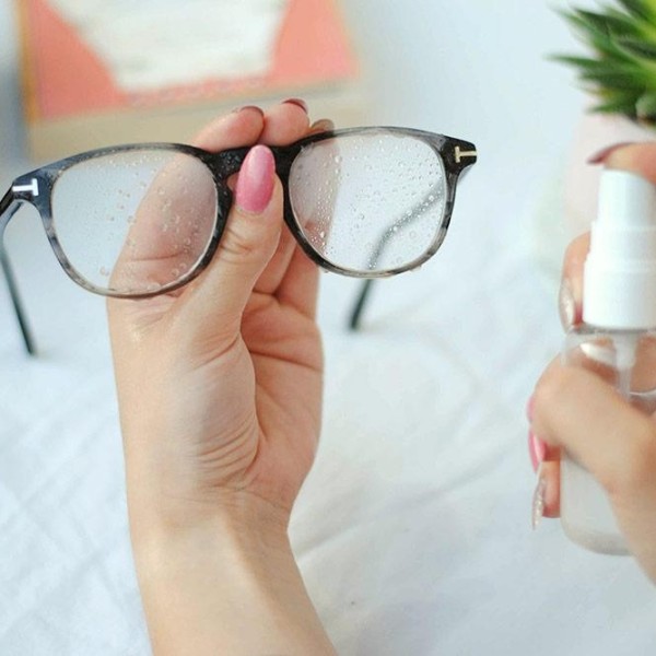Cum să vă curățați ochelarii? Ștersul cu mâneca, șervețele sau alcool îi poate deteriora!