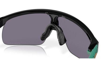 Ochelari de soare Oakley Resistor OJ9010 901020 Lentilă unică | Shield Negri